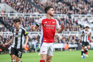 Arsenal 'den Declan Rice, Premier League' in 2 Kasım 2024 'te St. James' s Park, Newcastle, İngiltere 'de oynanan Newcastle United-Arsenal maçında gol atma şansını kaçırdıktan sonra tepki gösterdi.