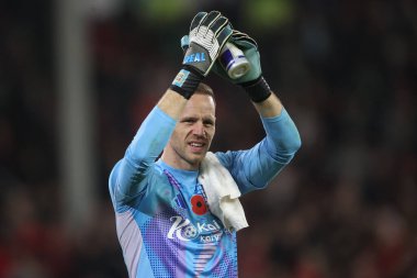 Nottingham Ormanı 'ndan Matz Sels, Premier League maçından sonra İngiltere' nin Nottingham kentinde oynanan West Ham United maçında taraftarları alkışlıyor.