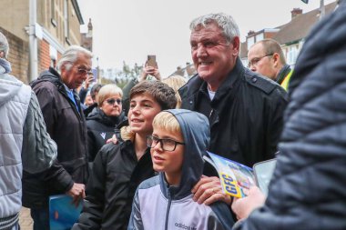 Blackpool 'dan Steve Bruce, 2 Kasım 2024 tarihinde İngiltere' nin Gillingham şehrinde oynanan MEMS Priestfield Stadyumu 'nda oynanan birinci tur müsabakası öncesinde taraftarlarla birlikte poz veriyor.