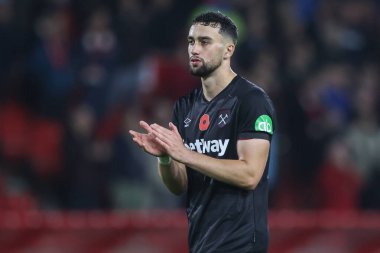 West Ham 'dan Max Kilman, Premier League maçından sonra İngiltere' nin Nottingham kentinde oynanan West Ham United maçında taraftarları alkışlıyor.