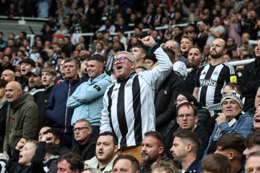Newcastle taraftarları Premier Lig maçı Newcastle United 'ın 2 Kasım 2024' te St. James 's Park, Newcastle' da oynadığı Arsenal maçında 1-0 'lık galibiyeti kutladılar.