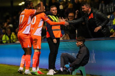 Blackpool 'dan Sonny Carey, 2 Kasım 2024' te İngiltere 'nin Gillingham Priestfield Stadyumu' nda oynanan Emirates FA Cup First Round maçında 0-2 'lik galibiyet golünü taraftarlarıyla kutluyor.