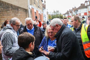 Blackpool 'dan Steve Bruce, 2 Kasım 2024 tarihinde İngiltere' nin Gillingham kentinde oynanan MEMS Priestfield Stadyumu 'nda oynanan ilk tur müsabakası öncesinde taraftarlarıyla imzasını attı.