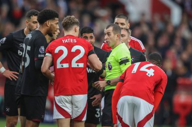 Premier Lig maçında Nottingham Forest, Nottingham United 'a karşı West Ham United maçında 2 Kasım 2024' te Nottingham Ormanı 'na serbest vuruş yaptıktan sonra hakem Peter Bankes' ı çevreleyen oyuncular görülüyor.