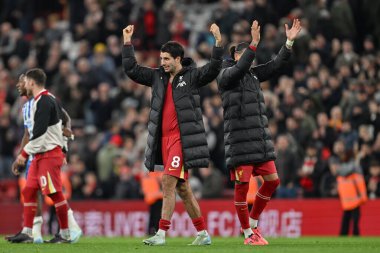 Liverpool 'dan Dominik Szoboszlai ve Liverpool' dan Darwin Nez, Anfield, Liverpool, İngiltere 'de 2 Kasım 2024' te Liverpool ve Hove Albion 'a karşı oynanan Premier Lig karşılaşmasında elde edilen tam zamanlı sonucu kutladılar.