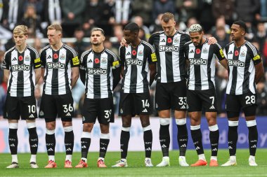 Newcastle oyuncuları, İngiltere 'nin Newcastle şehrinde 2 Kasım 2024' te oynanan Premier League maçında Newcastle United ve Arsenal maçında borazancı olarak son görevlerini yerine getiriyorlar.