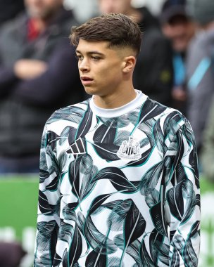 Newcastle United 'dan Lewis Miley Premier League maçı sırasında İngiltere' nin Newcastle şehrinde 2 Kasım 2024 'te oynanan St.James' s Park 'ta oynanan Newcastle United maçında ısınma turunda...