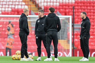 Brighton ve Hove Albion oyuncuları, İngiltere 'nin Liverpool kentinde 2 Kasım 2024 tarihinde oynanan Premier Lig karşılaşması öncesinde sahada Liverpool ve Hove Albion maçlarını denetlemektedirler.