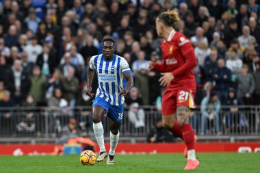 Brighton & Hove Albion takımından Danny Welbeck, İngiltere 'nin Liverpool kentinde 2 Kasım 2024 tarihinde oynanan Premier Lig karşılaşmasında Liverpool-Brighton ve Hove Albion maçında topu ileri atıyor.
