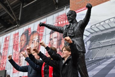 Taraftarlar, İngiltere 'nin Liverpool kentinde 2 Kasım 2024 tarihinde oynanan Premier Lig karşılaşması öncesinde Bill Shankly heykeli önünde poz verdiler.