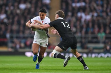 İngiltere 'den Marcus Smith, Yeni Zelandalı Jordie Barrett tarafından oynanan Güz Milletler Serisi karşılaşmasında İngiltere ile Yeni Zelanda arasında oynanan Allianz Stadyumu, Twickenham, İngiltere, 2 Kasım 2024