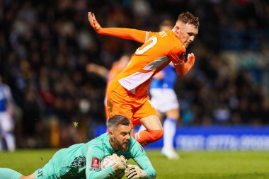 Gillingham 'dan Glenn Morris, 2 Kasım 2024 tarihinde Gillingham Priestfield Stadyumu, Gillingham, İngiltere' de oynanan ilk tur karşılaşmasında Blackpool 'dan Sonny Carey' e meydan okudu.