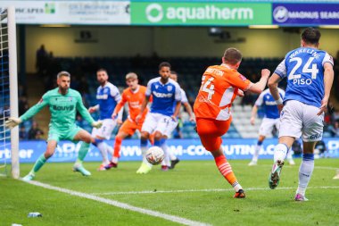 Blackpool 'dan Elliot Embleton, 2 Kasım 2024' te İngiltere 'nin Gillingham Priestfield Stadyumu' nda oynanan Emirates FA Cup Birinci Raundunda Gillingham 'a karşı Blackpool maçında çekim yapıyor.