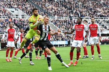Arsenal 'den David Raya, Premier League maçı Newcastle United' ın 2 Kasım 2024 'te St. James' s Park, Newcastle, İngiltere 'de oynadığı karşılaşmada Newcastle United' dan Dan Burn 'ün baskısıyla topu aldı.