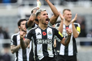 Newcastle United takımından Bruno Guimares ve takım arkadaşları Premier Lig maçı Newcastle United ile Arsenal maçında 2 Kasım 2024 'te St. James' s Park, Newcastle, İngiltere 'de kazandıkları 1-0' lık galibiyeti kutluyorlar.