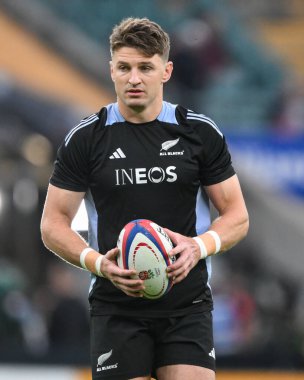 Yeni Zelandalı Beauden Barrett, 2 Kasım 2024 'te İngiltere - Yeni Zelanda müsabakaları öncesinde Allianz Stadyumu, Twickenham, İngiltere' de oynanan karşılaşma öncesi ısınma maçında