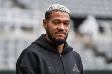 Newcastle United takımından Joelinton, Premier League karşılaşması sırasında St.James 's Park, Newcastle, 2 Kasım 2024' te St.James 's Park' a geldi.