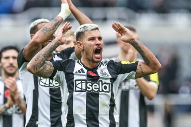 Newcastle United takımından Bruno Guimares ve takım arkadaşları Premier Lig maçı Newcastle United ile Arsenal maçında 2 Kasım 2024 'te St. James' s Park, Newcastle, İngiltere 'de kazandıkları 1-0' lık galibiyeti kutluyorlar.