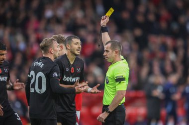 Hakem Peter Bankes, İngiltere 'nin Nottingham şehrinde 2 Kasım 2024' te oynanan Premier Lig maçında West Ham United 'a karşı oynanan Premier League maçında Guido Rodrguez' e sarı kart verdi.