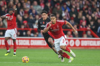 West Ham 'dan Edson Ivarez Nottingham Ormanı' ndan Murillo Santiago 'nun tişörtünü İngiltere' nin Nottingham şehrinde 2 Kasım 2024 'te oynanan Premier League maçında Nottingham Forest, West Ham United' a karşı oynamıştır.