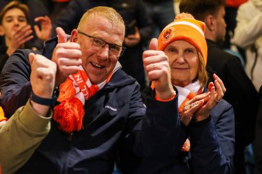Blackpool taraftarları, 2 Kasım 2024 'te İngiltere' nin Gillingham kentinde oynanan MEMS Priestfield Stadyumu 'nda oynanan Gillingham-Blackpool Birinci tur karşılaşmasının ardından takımların galibiyetini kutluyorlar.