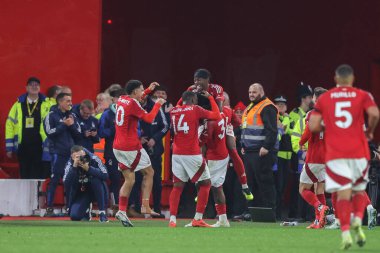 Nottingham Ormanı 'ndan Ola Aina, İngiltere' nin Nottingham şehrinde 2 Kasım 2024 'te oynanan Premier League maçı Nottingham Forest-West Ham United maçında 3-0' lık galibiyetini kutluyor.