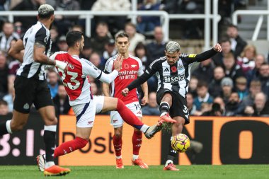 Arsenal 'den Mikel Merino ve Newcastle United' dan Bruno Guimares Premier Lig maçı sırasında St.James 's Park, Newcastle, İngiltere' de 2 Kasım 2024 'te oynanan karşılaşmada top için mücadele ettiler.