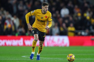Wolverhampton Wanderers takımından Santiago Bueno, Premier League maçında Wolverhampton Wanderers ile Molineux, Wolverhampton, Birleşik Krallık 'ta 2 Kasım 2024 tarihli Crystal Palace maçında topa doğru ilerliyor.