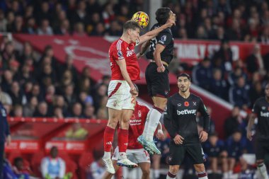 Nottingham Ormanı 'ndan Ryan Yates Premier League maçı sırasında Nottingham Forest' a karşı West Ham United City Ground, Nottingham, İngiltere 'de 2 Kasım 2024' te yüksek topu kazanmak için sıçradı.