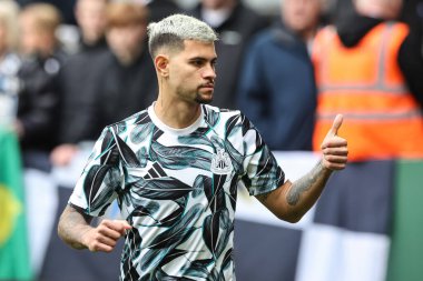 Newcastle United takımından Bruno Guimares, 2 Kasım 2024 'te İngiltere' nin Newcastle kentinde oynanan Premier League karşılaşmasında taraftarlara karşı Newcastle United ve Arsenal maçında şutunu attı.