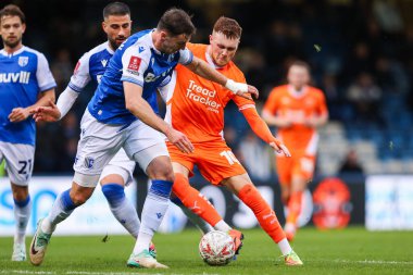 Blackpool 'dan Sonny Carey, 2 Kasım 2024' te İngiltere 'nin Gillingham Priestfield Stadyumu' nda oynanan birinci tur müsabakasında topu kontrol ediyor.