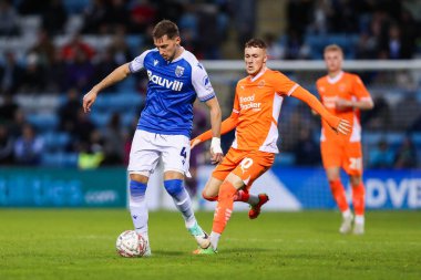 Gillingham 'lı Conor Masterson, 2 Kasım 2024 tarihinde İngiltere' nin Gillingham kentindeki MEMS Priestfield Stadyumu 'nda oynanan birinci tur müsabakasında Blackpool' lu Sonny Carey tarafından baskı altına alındı.