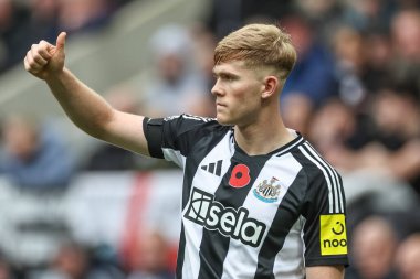 Newcastle United takımından Lewis Hall, 2 Kasım 2024 'te St. James' s Park, Newcastle, İngiltere 'de oynanan Premier League maçında Newcastle United ve Arsenal maçında baş parmağını kaldırdı.