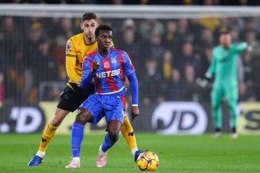 Wolverhampton Wanderers 'ın Wolverhampton Wanderers' a karşı Crystal Palace maçı sırasında Wolineux, Wolverhampton, İngiltere 'de 2 Kasım 2024' te Santiago Bueno 'dan baskı görürken Eddie Nketiah pas veriyor.