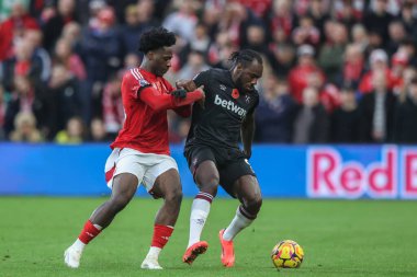 West Ham 'dan Michail Antonio, Nottingham Ormanı' ndan Ola Aina 'yı İngiltere' nin Nottingham şehrinde 2 Kasım 2024 'te oynanan Premier League maçı Nottingham Forest' a karşı West Ham United maçında durdurdu.