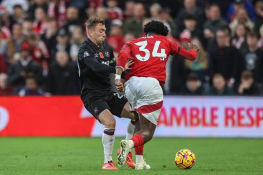 Nottingham Ormanı 'ndan Jarrod Bowen ve Nottingham Ormanı' ndan Ola Aina Premier Lig maçı sırasında Nottingham Forest, West Ham United 'a karşı City Ground, Nottingham, İngiltere' de 2 Kasım 2024 'te oynadılar.