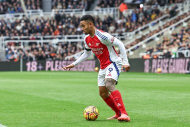 Arsenal 'den Gabriel Jesus, Premier Lig maçı Newcastle United' ın 2 Kasım 2024 'te St. James' s Park, Newcastle 'da oynadığı Arsenal maçında topa vurdu.
