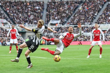 Newcastle United takımından Anthony Gordon, Premier League maçı Newcastle United ile Newcastle Park, Newcastle, İngiltere 'de oynanan 2 Kasım 2024 karşılaşmasında Gabriel Jesus of Arsenal' in atışını engelledi.