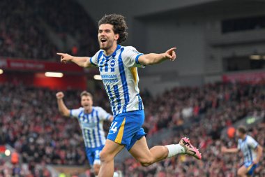 Brighton & Hove Albion takımından Ferdi Kadolu, İngiltere 'nin Liverpool kenti Liverpool ve Hove Albion' a karşı oynadığı Premier League maçında 0-1 Brighton 'a çıkma hedefini kutluyor.