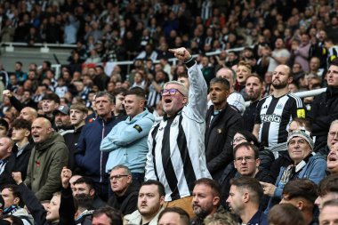 Newcastle taraftarları Premier Lig maçı Newcastle United 'ın 2 Kasım 2024' te St. James 's Park, Newcastle' da oynadığı Arsenal maçında 1-0 'lık galibiyeti kutladılar.