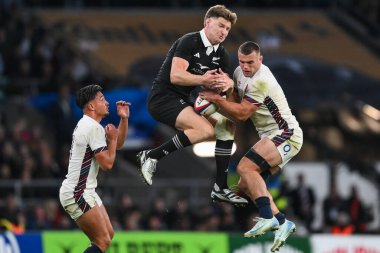 İngiltere 'den Ben Earl ve Yeni Zelanda' dan Jordie Barrett, 2 Kasım 2024 'te İngiltere ile Yeni Zelanda arasında oynanan Allianz Stadyumu karşılaşmasında yüksek topu aldılar.