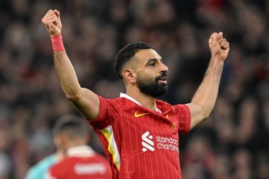 Liverpool 'dan Muhammed Salah, 2 Kasım 2024 tarihinde İngiltere' nin Liverpool kentinde oynanan Premier Lig karşılaşmasında Liverpool-Brighton ve Hove Albion maçına katılma hedefini kutluyor.