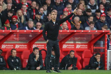 West Ham 'ın Julen Lopetegui teknik direktörü Premier Lig maçında Nottingham Forest, West Ham United' a karşı City Ground, Nottingham, Birleşik Krallık 'ta 2 Kasım 2024' te takım talimatlarını verir.