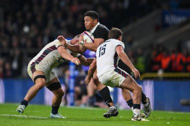 Yeni Zelandalı Caleb Clarke, İngiltere 'nin Ben Earl' ü ve İngiltere 'nin George Furbank' ı tarafından 2 Kasım 2024 'te Allianz Stadyumu, Twickenham' da oynanan İngiltere - Yeni Zelanda maçında yenildi.