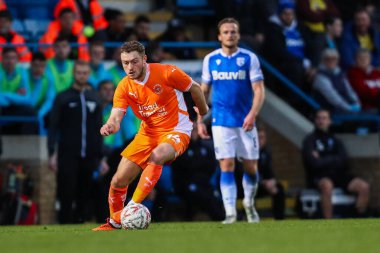 Blackpool 'dan Elliot Embleton, 2 Kasım 2024 tarihinde İngiltere' nin Gillingham şehrinde oynanan MEMS Priestfield Stadyumu 'nda oynanan birinci tur müsabaka Gillingham - Blackpool maçında topu aldı.