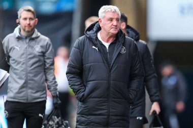 Taraftarlar Blackpool 'lu Steve Bruce' u, 2 Kasım 2024 tarihinde İngiltere 'nin Gillingham kentindeki MEMS Priestfield Stadyumu' nda oynanan Emirates FA Cup First Round karşılaşması öncesinde futbol maçına dönüşünde alkışladılar.
