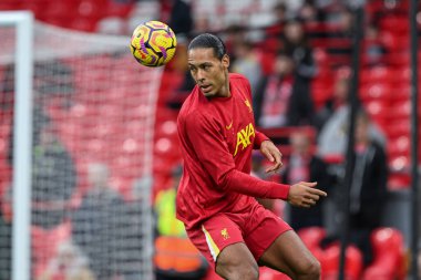 Liverpool 'dan Virgil van Dijk, İngiltere' nin Liverpool kentinde 2 Kasım 2024 'te oynanan Premier League maçı öncesinde Liverpool ve Hove Albion maçında ısındı.