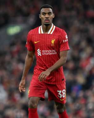 Liverpool 'dan Ryan Gravenberch Premier Lig maçı sırasında Liverpool' a karşı Anfield, Liverpool 'da Hove Albion, 2 Kasım 2024