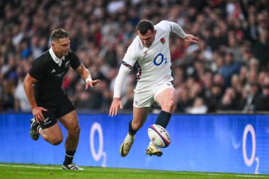 İngiltere 'den Ben Spencer, İngiltere' nin Yeni Zelanda 'ya karşı Allianz Stadyumu, Twickenham, Birleşik Krallık' ta 2 Kasım 2024 'te oynanan Güz Milletler Serisi karşılaşmasında öne geçti.