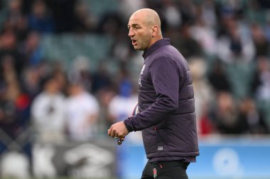 İngiltere Teknik Direktörü Steve Borthwick, İngiltere 'nin Twickenham kentindeki Allianz Stadyumu' nda oynanan Güz Milletler Serisi karşılaşması öncesinde takım talimatlarını veriyor.